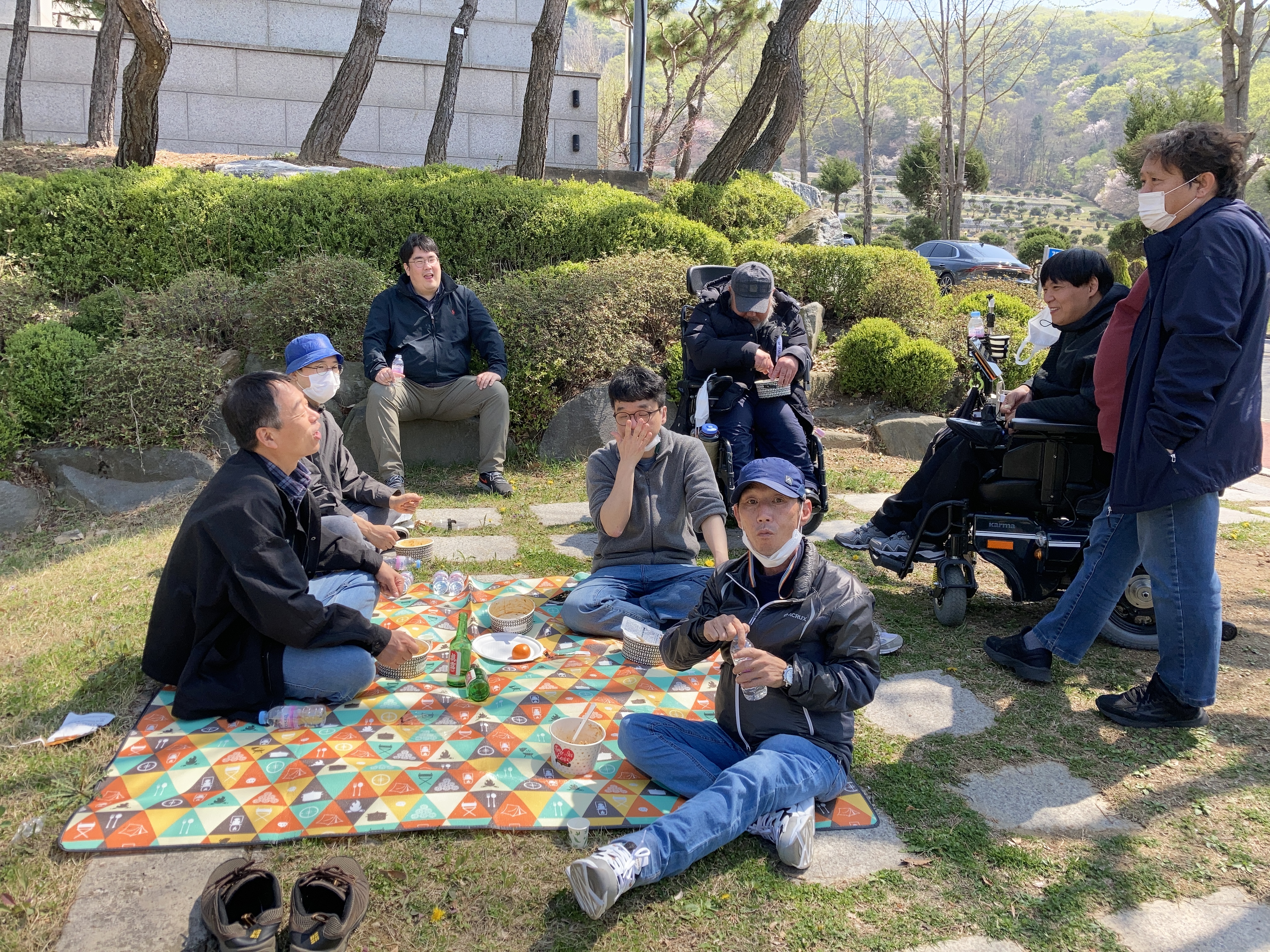 천성호_2 호식 만나보고 점심시간,  호식이 좋아하는 빨간 소주와 함께...JPG